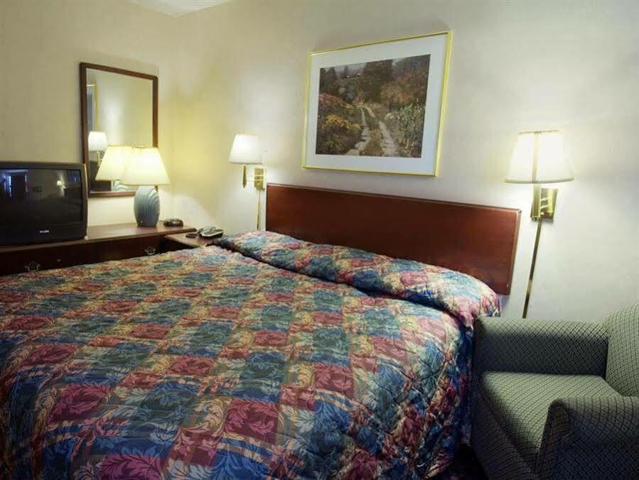 Americas Best Value Inn Dearborn Ngoại thất bức ảnh
